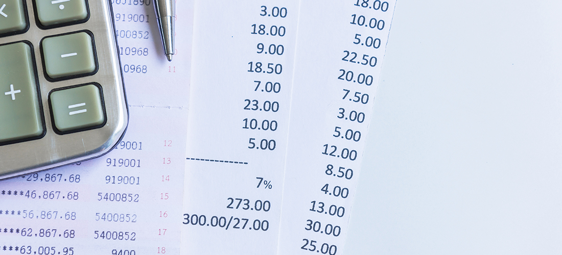 Listado de morosos, calculadora con cuentas en un papel